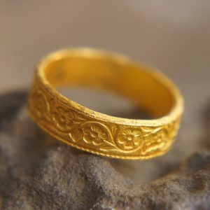 22k wedding band//22k yellow gold//artisan texture handmade//fine gold ring//pattern gold ring//unisex solid gold//22k gold wedding band