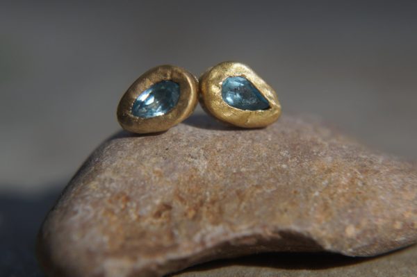 solid 24k gold drop earrings//blue Tanzanite Earring//Gold Studs//24k gold stud earrings//solid gold earrings//24k stud //blue drop earrings