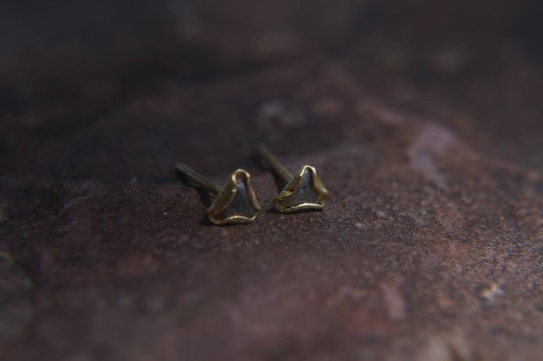 triangle gold diamond stud earrings-rough Diamond-tiny gold stud earrings-triangle gold diamond earrings-raw uncut diamond earrings-gefen