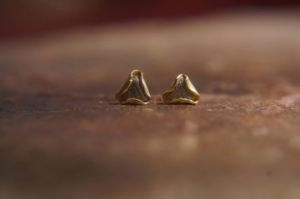 triangle gold diamond stud earrings-rough Diamond-tiny gold stud earrings-triangle gold diamond earrings-raw uncut diamond earrings-gefen