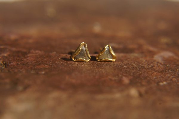 triangle gold diamond stud earrings-rough Diamond-tiny gold stud earrings-triangle gold diamond earrings-raw uncut diamond earrings-gefen