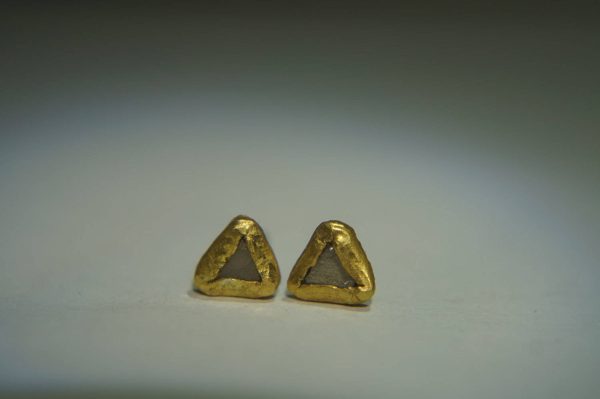triangle gold diamond stud earrings-rough Diamond-tiny gold stud earrings-triangle gold diamond earrings-raw uncut diamond earrings-gefen