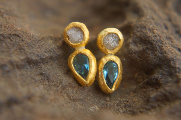 24k solid gold//rough diamond//blue topaz//gold and diamond Earrings//stud earrings//gold earrings//diamond earrings //24k gold earring