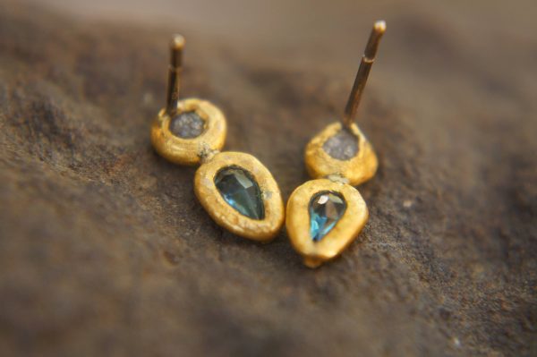 24k solid gold//rough diamond//blue topaz//gold and diamond Earrings//stud earrings//gold earrings//diamond earrings //24k gold earring
