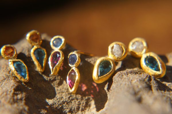24k solid gold//rough diamond//blue topaz//gold and diamond Earrings//stud earrings//gold earrings//diamond earrings //24k gold earring