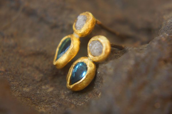 24k solid gold//rough diamond//blue topaz//gold and diamond Earrings//stud earrings//gold earrings//diamond earrings //24k gold earring