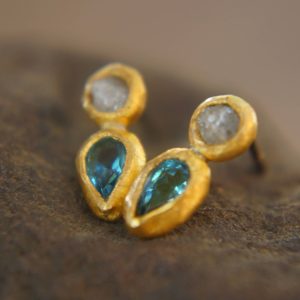 24k solid gold//rough diamond//blue topaz//gold and diamond Earrings//stud earrings//gold earrings//diamond earrings //24k gold earring