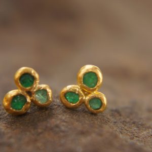 22k solid gold//green emerald Studs//22k gold Earrings//green emerald//gold stud earrings//22k gold earrings//raw emerald solid gold earring