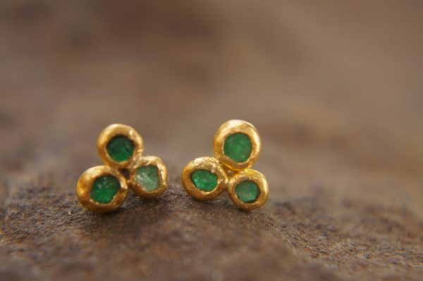 22k solid gold//green emerald Studs//22k gold Earrings//green emerald//gold stud earrings//22k gold earrings//raw emerald solid gold earring