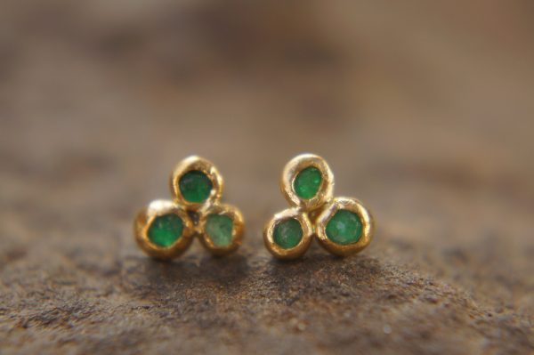 22k solid gold//green emerald Studs//22k gold Earrings//green emerald//gold stud earrings//22k gold earrings//raw emerald solid gold earring