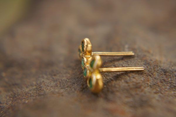 22k solid gold//green emerald Studs//22k gold Earrings//green emerald//gold stud earrings//22k gold earrings//raw emerald solid gold earring