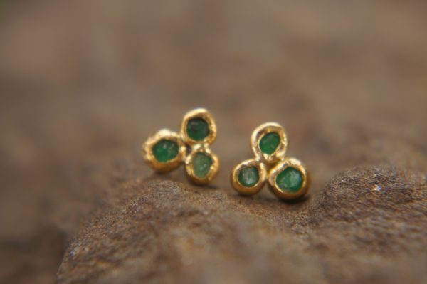 22k solid gold//green emerald Studs//22k gold Earrings//green emerald//gold stud earrings//22k gold earrings//raw emerald solid gold earring