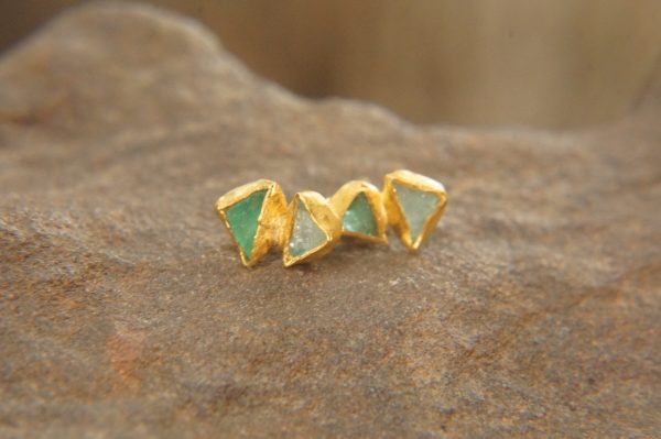 24k solid gold//rough emerald Studs//24k gold Earrings//uncut gem//gold stud earrings//24k gold //uncut emerald earrings//artisan gold studs
