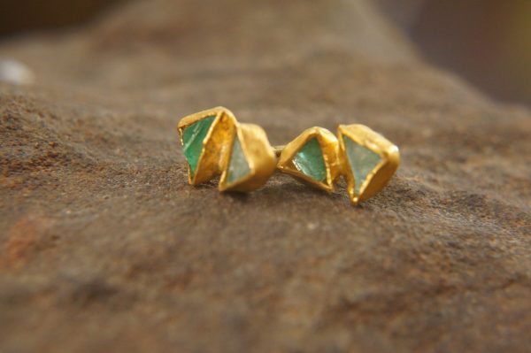 24k solid gold//rough emerald Studs//24k gold Earrings//uncut gem//gold stud earrings//24k gold //uncut emerald earrings//artisan gold studs