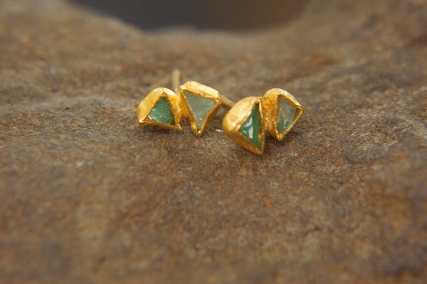 24k solid gold//rough emerald Studs//24k gold Earrings//uncut gem//gold stud earrings//24k gold //uncut emerald earrings//artisan gold studs