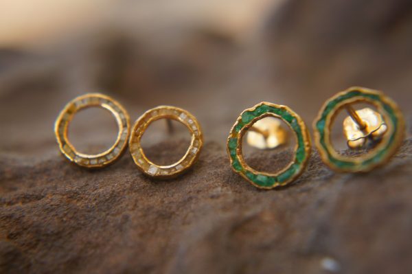 22k solid gold//green emerald Studs//22k gold Earrings//green emerald//gold stud earrings//22k gold earrings//raw emerald solid gold earring