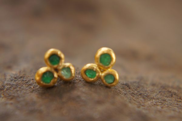 22k solid gold//green emerald Studs//22k gold Earrings//green emerald//gold stud earrings//22k gold earrings//raw emerald solid gold earring