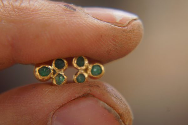22k solid gold//green emerald Studs//22k gold Earrings//green emerald//gold stud earrings//22k gold earrings//raw emerald solid gold earring