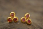 24k solid gold//rough emerald Studs//24k gold Earrings//uncut gem//gold stud earrings//24k gold //uncut emerald earrings//artisan gold studs