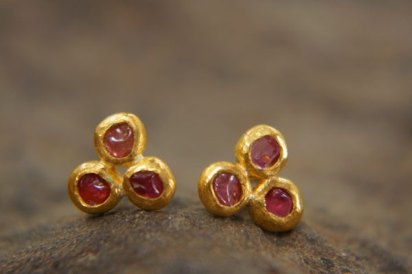 24k solid gold//rough emerald Studs//24k gold Earrings//uncut gem//gold stud earrings//24k gold //uncut emerald earrings//artisan gold studs