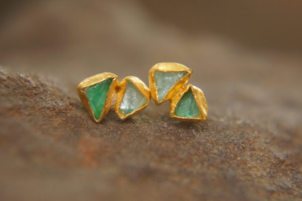 24k solid gold//rough emerald Studs//24k gold Earrings//uncut gem//gold stud earrings//24k gold //uncut emerald earrings//artisan gold studs