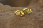24k solid gold//rough emerald Studs//24k gold Earrings//uncut gem//gold stud earrings//24k gold //uncut emerald earrings//artisan gold studs