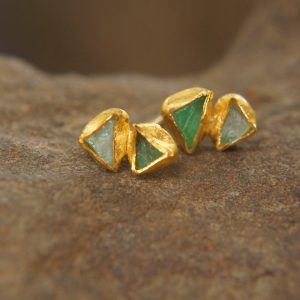 24k solid gold//rough emerald Studs//24k gold Earrings//uncut gem//gold stud earrings//24k gold //uncut emerald earrings//artisan gold studs