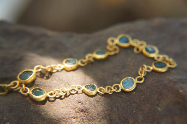 gold tourmaline bracelet//24k gold bracelet//24k gold bracelet//charm bracelet gem stone//tourmaline gold bracelet//rough stone charm//24k