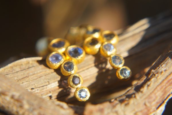 24k solid gold//blue sapphire hoop earrings//blue sapphire hoops//24k hoop earrings//gold earrings//sapphire hoops //24k gold studs