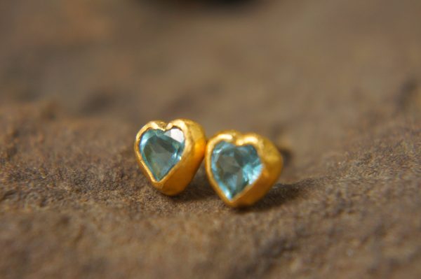 solid gold//blue topaz Studs//blue heart Earring//blue heart earrings//gold stud earrings//24k gold earrings//blue heart solid gold earrings