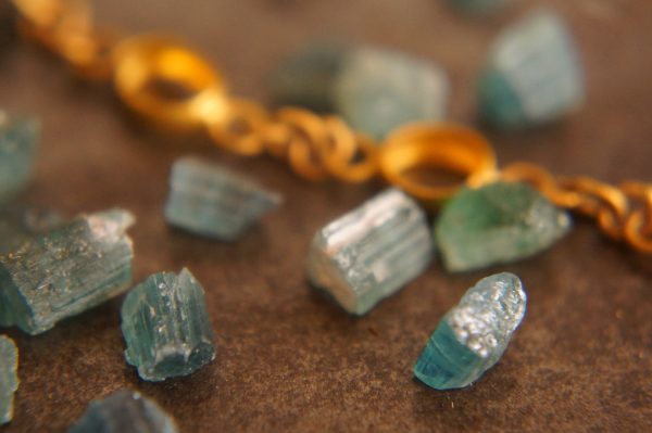 gold tourmaline bracelet//24k gold bracelet//24k gold bracelet//charm bracelet gem stone//tourmaline gold bracelet//rough stone charm//24k