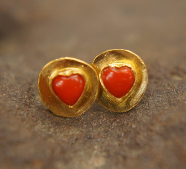 24k gold studs heart and Red Garnet stone// hammered gold studs/ 24k gold earring/ Red Garnet heart studs