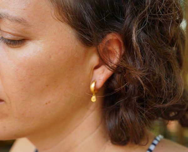 22k gold hoop earring//gold emerald hoops//22k gold jewelry//handmade gold hoop earrings//artisan 22k gold emerald hoops//everyday gold hoop