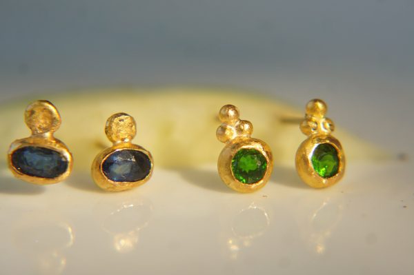 24k solid gold//blue sapphire studs//blue sapphire Earrings//gold stud earrings//2k gold earrings//sapphire earrings //24k gold earring