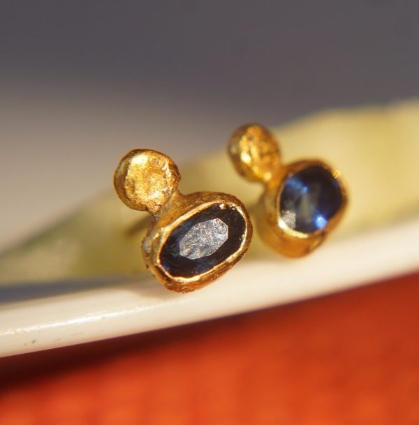 24k solid gold//blue sapphire studs//blue sapphire Earrings//gold stud earrings//2k gold earrings//sapphire earrings //24k gold earring