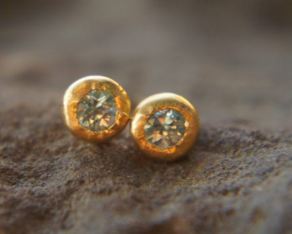 solid 24k gold//Blue zircon Studs//natural blue zircon gold Earrings//gold stud earrings//24k gold earrings//Blue gem gold stud//24k artisan