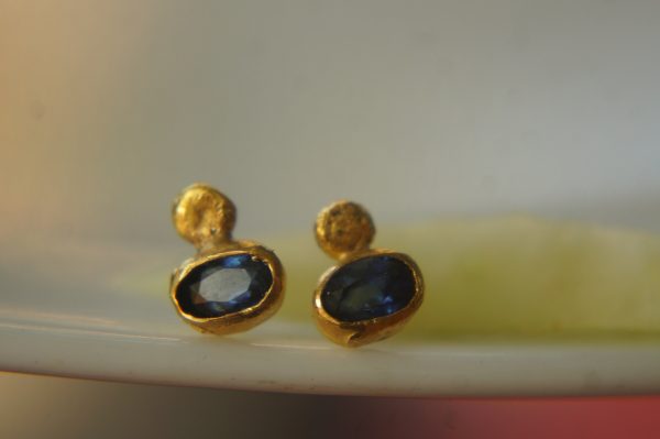 24k solid gold//blue sapphire studs//blue sapphire Earrings//gold stud earrings//2k gold earrings//sapphire earrings //24k gold earring
