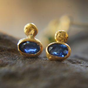 24k solid gold//blue sapphire studs//blue sapphire Earrings//gold stud earrings//2k gold earrings//sapphire earrings //24k gold earring