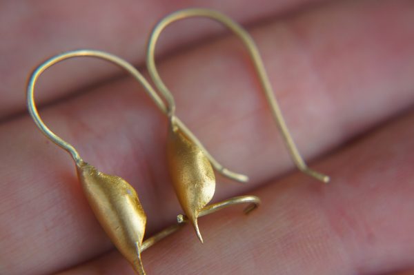 22k gold organic earrings//22k leaf dangle//Gold dangle earrings//short dangle earrings//gold leaf earrings//botanic dangle earrings