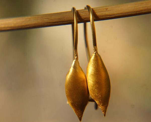 22k gold organic earrings//22k leaf dangle//Gold dangle earrings//short dangle earrings//gold leaf earrings//botanic dangle earrings
