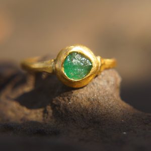 emerald gold ring//artisan emerald ring//emerald 24k gold ring//emerald engagement ring//24k gold ring//emerald gold ring//24k gold earring