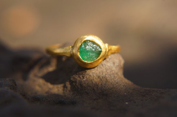 emerald gold ring//artisan emerald ring//emerald 24k gold ring//emerald engagement ring//24k gold ring//emerald gold ring//24k gold earring