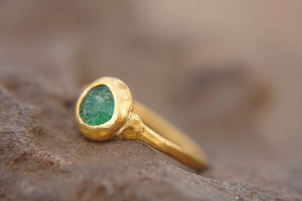 emerald gold ring//artisan emerald ring//emerald 24k gold ring//emerald engagement ring//24k gold ring//emerald gold ring//24k gold earring