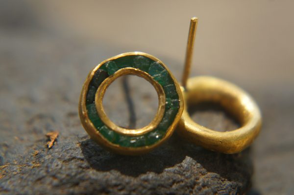 22k solid gold//green emerald Studs//22k gold Earrings//green emerald//gold stud earrings//22k gold earrings//raw emerald solid gold earring