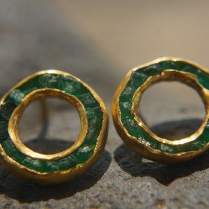 22k solid gold//green emerald Studs//22k gold Earrings//green emerald//gold stud earrings//22k gold earrings//raw emerald solid gold earring