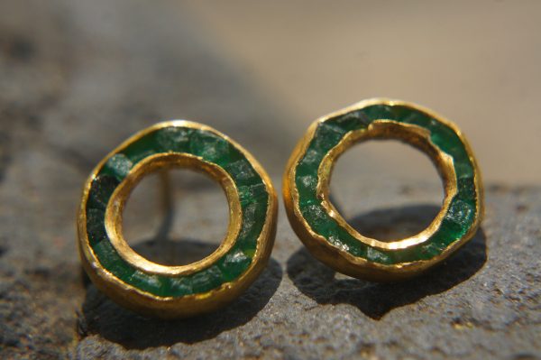 22k solid gold//green emerald Studs//22k gold Earrings//green emerald//gold stud earrings//22k gold earrings//raw emerald solid gold earring