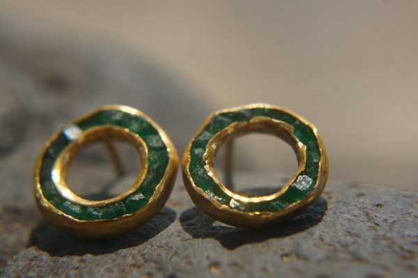 22k solid gold//green emerald Studs//22k gold Earrings//green emerald//gold stud earrings//22k gold earrings//raw emerald solid gold earring
