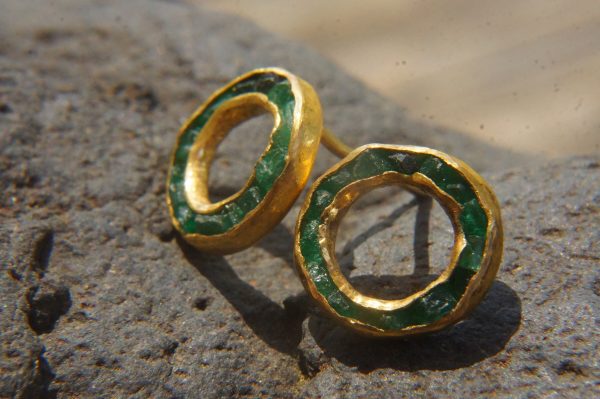 22k solid gold//green emerald Studs//22k gold Earrings//green emerald//gold stud earrings//22k gold earrings//raw emerald solid gold earring