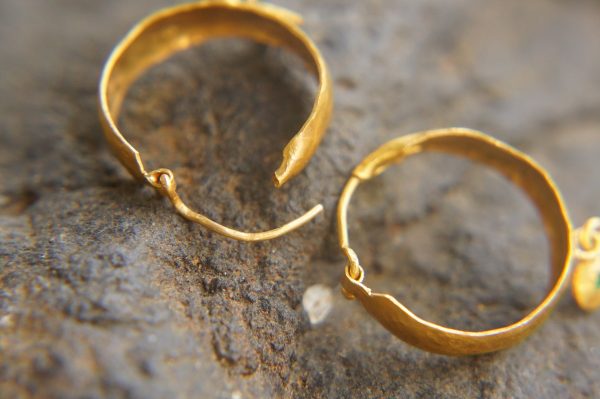 22k gold hoop earring//gold emerald hoops//22k gold jewelry//handmade gold hoop earrings//artisan 22k gold emerald hoops//everyday gold hoop