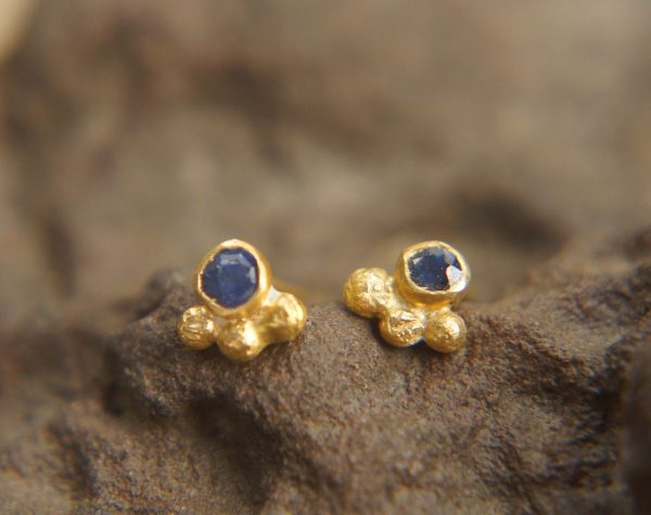 24k sapphire studs//24k gold earrings//24k gold blue sapphire//gold stud earrings//24k gold earrings//artisan 24k studs//boho artisan studs